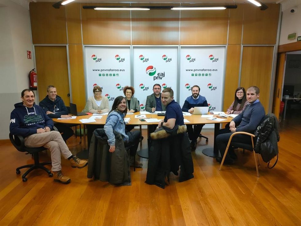 El presidente del PNV de Navarra, Unai Hualde, con miembros de la dirección del Napar Buru Batzar.