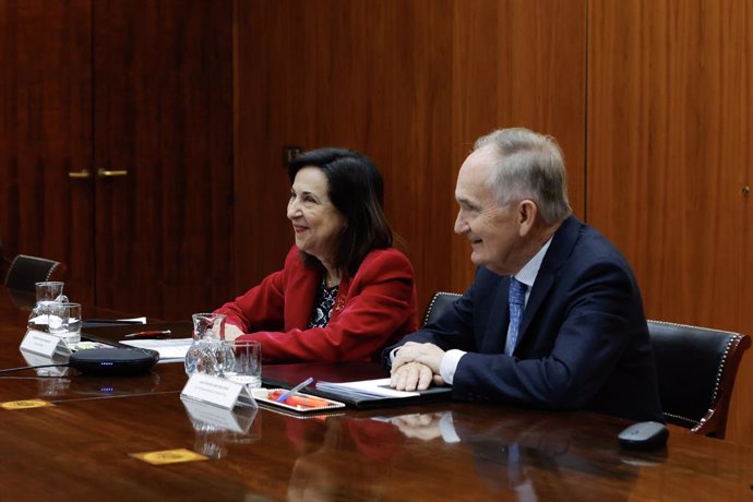 La ministra de Defensa, Margarita Robles, mantiene una reunión por videoconferencia con jefes militares de la Guardia Nacional de Fronteras de Ucrania.