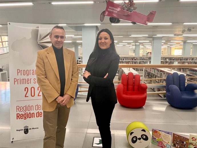 La consejera Carmen Conesa y el director de la BRMU, Juanjo Lara, durante el acto de presentación de la programación.