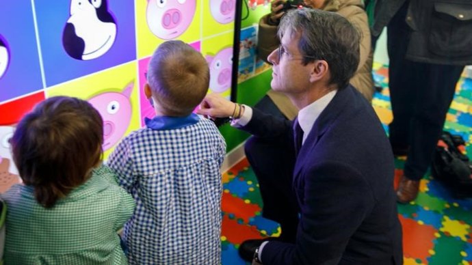 El presidente del Gobierno de La Rioja, Gonzalo Capellán, junto al consejero de Educación y Empleo, Alberto Galiana, visita la nueva unidad de Educación Infantil de Primer Ciclo de Torrecilla en Cameros