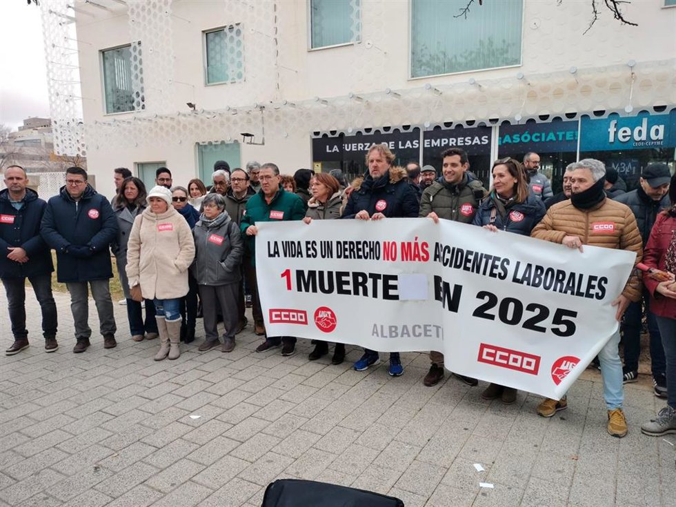 UGT y CCOO Albacete se concentran por el ultimo accidente laboral mortal sucedido esta semana en Balazote.