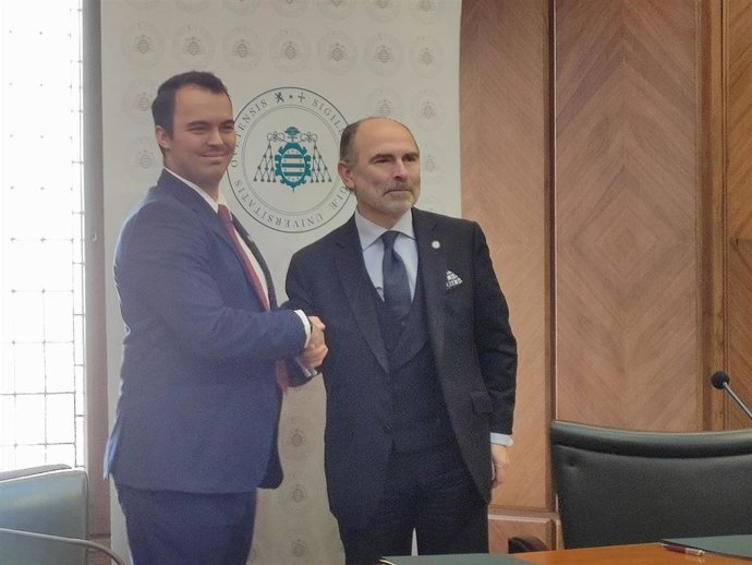 El presidente del Consejo de Estudiantes, Jesús Vera, y el rector de la Universidad de Oviedo, Ignacio Villaverde