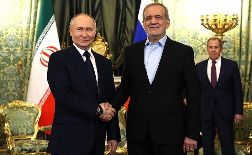 El presidente de Rusia, Vladimir Putin (I) y el presidente de Irán, Masud Pezeshkian