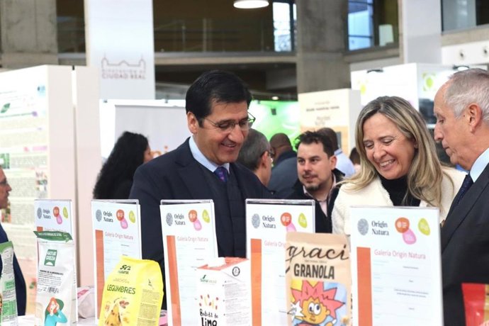 El vicepresidente segundo del Gobierno de Castilla-La Mancha, José Manuel Caballero, en la feria agroalimentaria Origin Natura, que se está celebrando en el IFEDI de Ciudad Real.