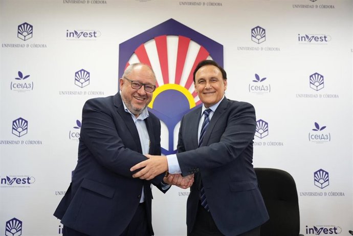 Manuel Torralbo y José Carlos Gómez Villamandos se dan la mano tras firmar el contrato programa.