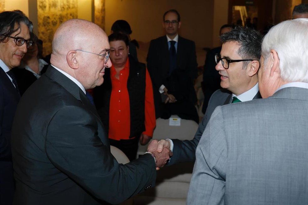 El alcalde de Valladolid, Jesús Julio Carnero (izquierda), saluda al ministro de Presidencia, Justicia y Relaciones con las Cortes, Félix Bolaños.
