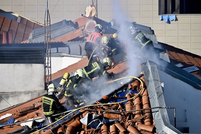 Varios bomberos trabajan en la extinción del incendio, a 17 de enero de 2025, en Santander, Cantabria (España). Los efectivos de emergencias trabajan en la extinción de un incendio desatado en un edificio del centro de Santander. El fuego se ha originado 