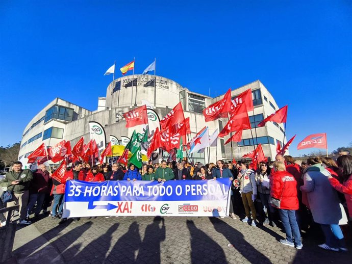 Protesta de los sindicatos CIG, CSIF, CCOO y UGT ante la Consellería de Sanidade para pedir la aplicación de las 35 horas para todo el personal del Sergas.