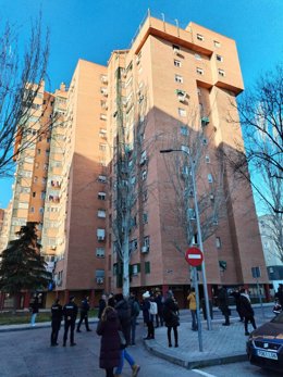 El delegado del Gobierno en Madrid, Francisco Martín, en una visita junto a vecinos del madrileño barrio de Lucero en uno de los bloques de viviendas donde se vendía droga.