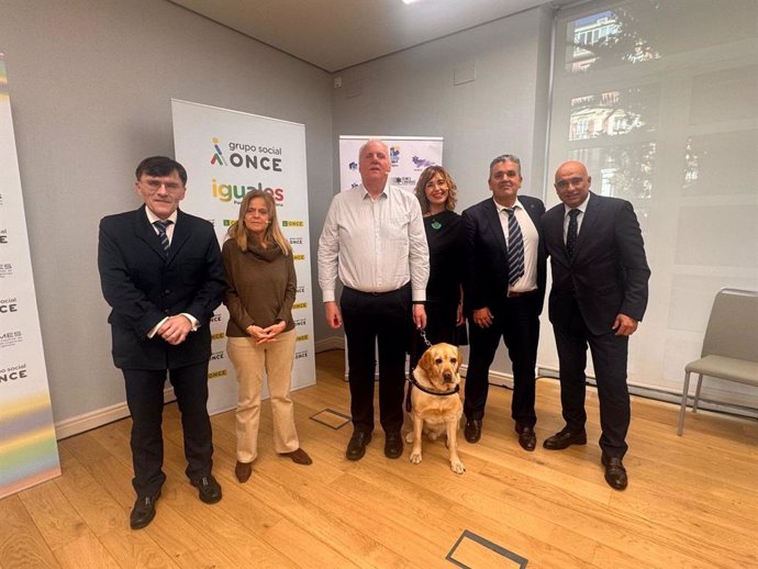 Foto de familia durante el acto de firma del convenio entre SEMES y la ONCE.