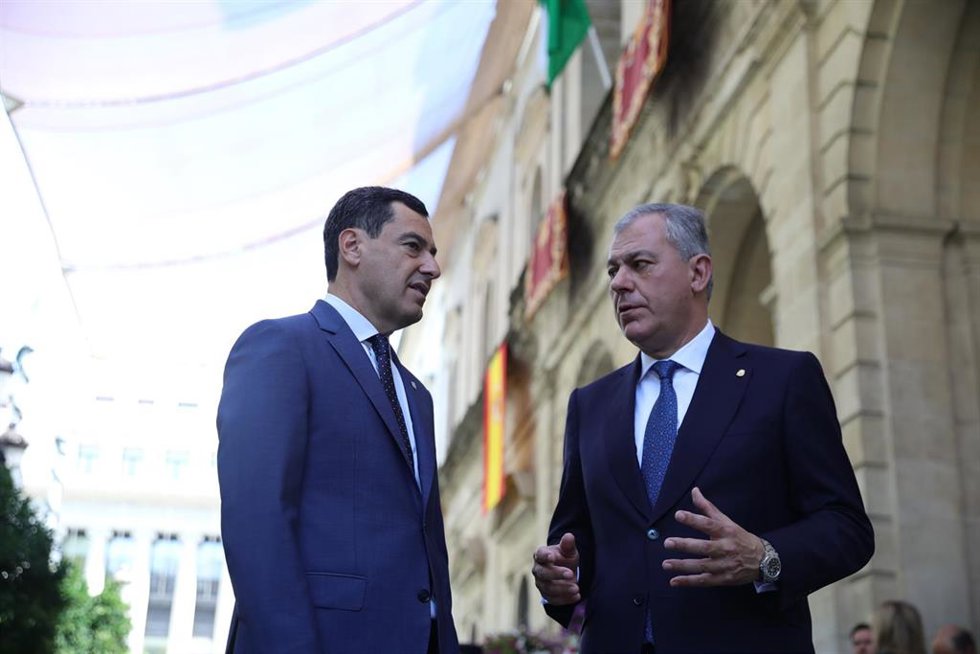 Archivo - El presidente de la Junta de Andalucía, Juanma Moreno (i), junto al alcalde de Sevilla, José Luis Sanz (d), en una foto de archivo.