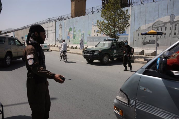 Archivo - KABUL, Sept. 3, 2024  -- Security personnel strengthen security check in Kabul City, capital of Afghanistan, Sept. 3, 2024. Six people were killed with 13 others injured in a suicide attack on Monday afternoon in a southwestern area of Afghanist