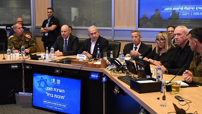 Archivo - HANDOUT - 07 October 2023, Israel, Tel Aviv: Israeli Prime Minister Benjamin Netanyahu (3rd L) holds a meeting with security cabinet. Palestinian militants in Gaza unexpectedly fired dozens of rockets at Israeli targets early on Saturday, the Is