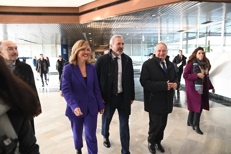 (I-D) La ministra de Educación, Formación Profesional y Deporte, Pilar Alegría; el presidente de Aragón, Jorge Azcón y el ministro de Industria, Jordi Hereu, visitan la factoría de Stellantis.