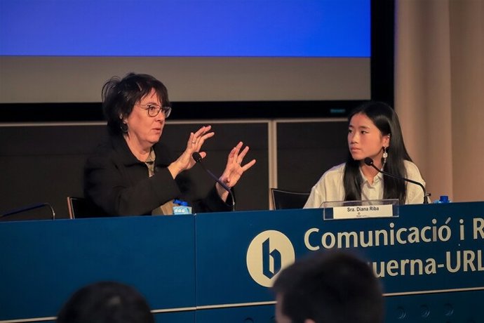 La eurodiputada de ERC, Diana Riba, en un acto con alumnos del programa Escuelas Embajadoras del Parlamento Europeo