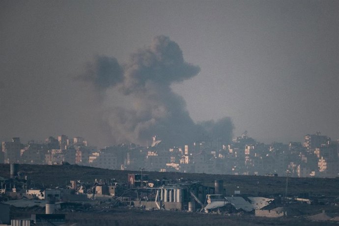 Columna de humo tras un bombardeo del Ejército de Israel contra el norte de la Franja de Gaza (archivo)