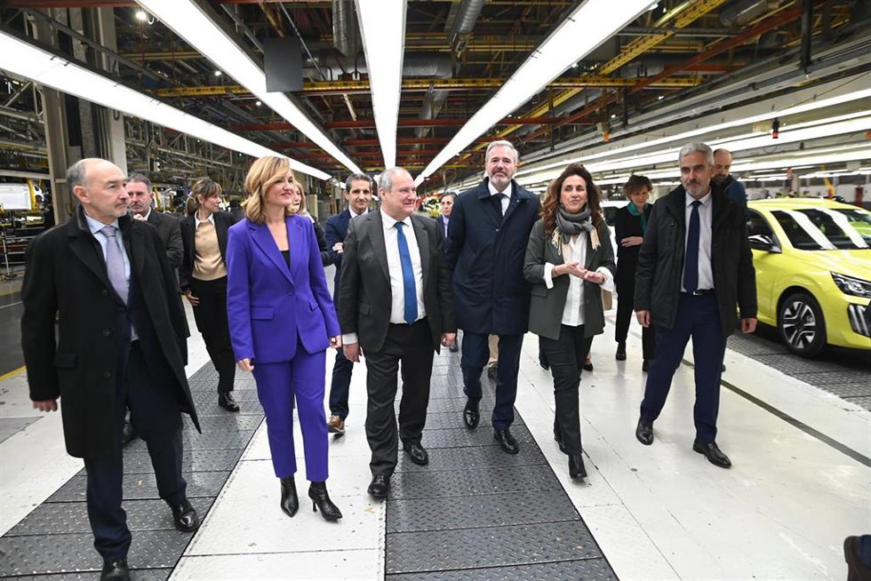 El ministro de Industria y Turismo, Jordi Hereu, visita la planta de Stellantis Figueruelas junto al presidente del Gobierno de Aragón, Jorge Azcón, y la ministra de Educación, FP y Deportes, Pilar Alegría, entre otras autoridades.