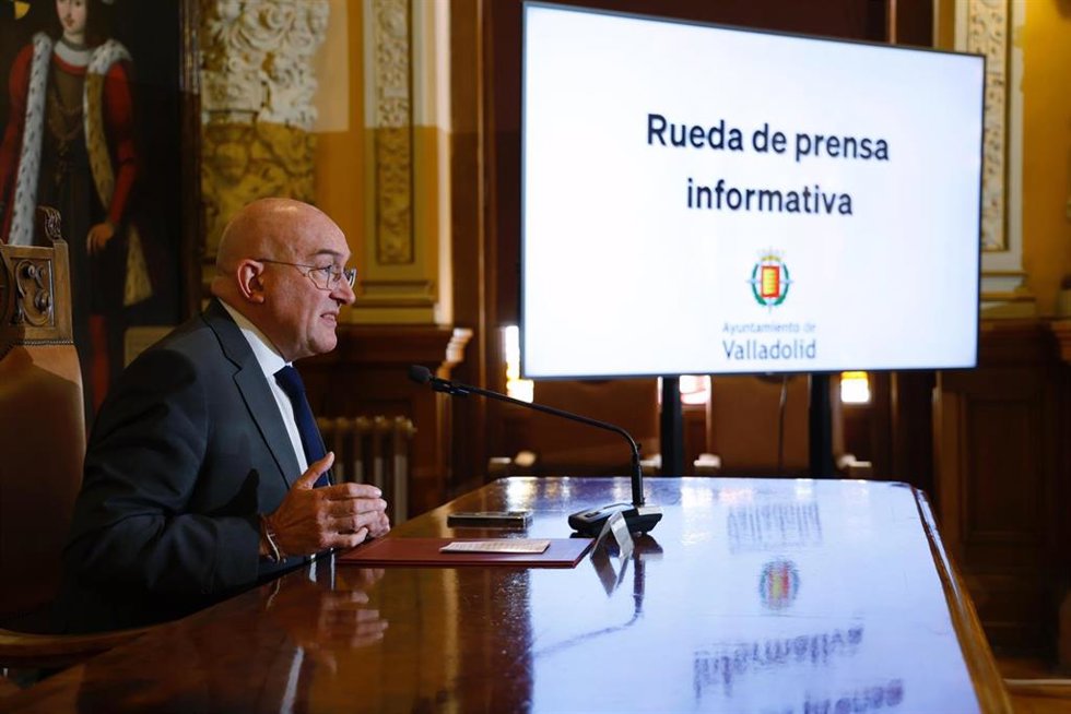El alcalde de Valladolid, Jesús Julio Carnero, en la rueda de prensa en la que ha tratado la salida de Ryanair del ayuntamiento de Valladolid.