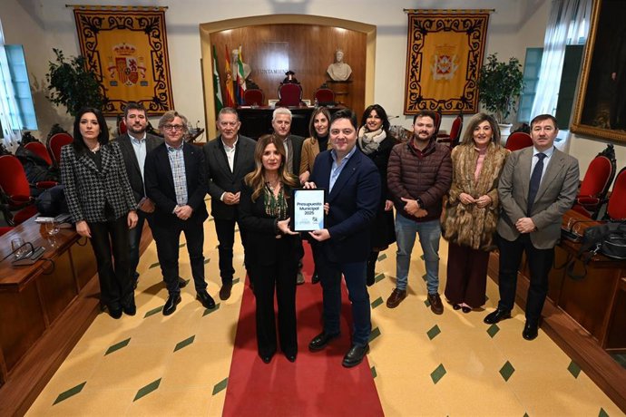 La alcaldesa de Linares, Auxi del Olmo, y el concejal de Hacienda, José Luis Roldán, muestran el nuevo presupuesto