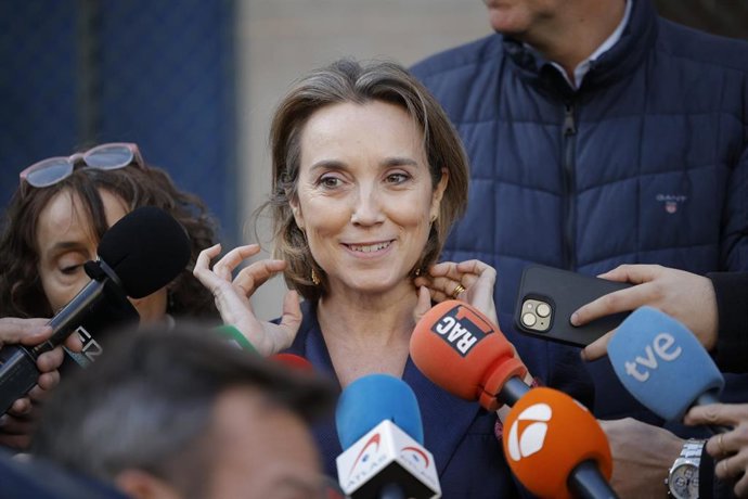 La secretaria general del PP, Cuca Gamarra, atiende a los medios de comunicación, a 17 de enero de 2025, en Badalona, Barcelona, Catalunya (España). Tras declarar ante los medios, la secretaria general del PP y el alcalde de Badalona han realizado una vis