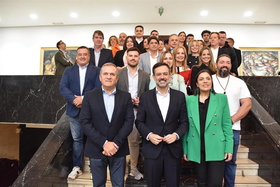 El vicepresidente del Cabildo de Tenerife, Lope Afonso (c), con la delegación de Tenerife en 'Madrid Fusión'