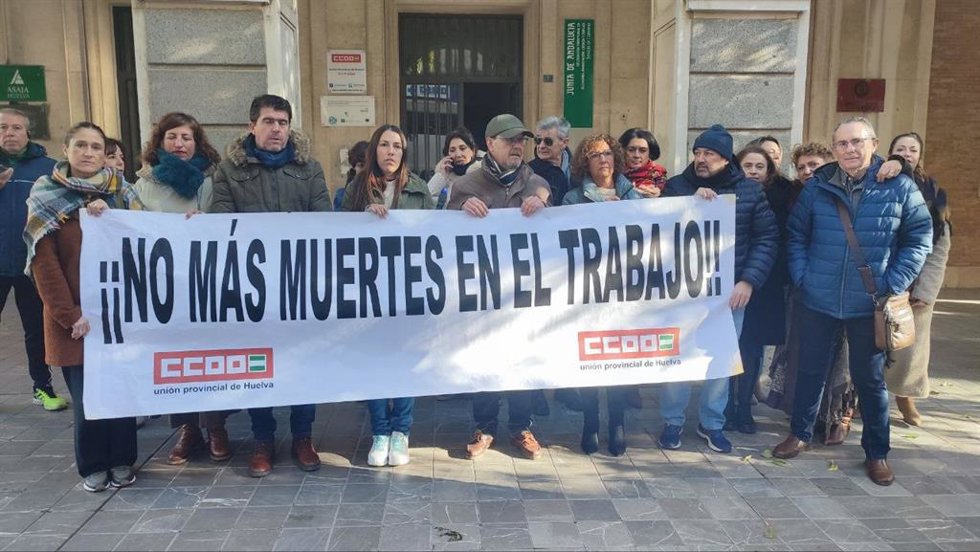 Concentración en CCOO Huelva por la muerte de dos trabajadores este jueves.
