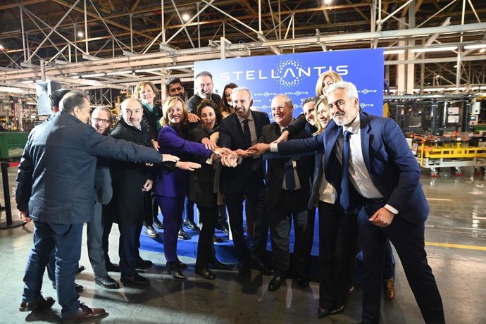 (I-D) La ministra de Educación, Formación Profesional y Deporte, Pilar Alegría; el presidente de Aragón, Jorge Azcón y el ministro de Industria, Jordi Hereu, visitan la factoría de Stellantis en Figueruelas.