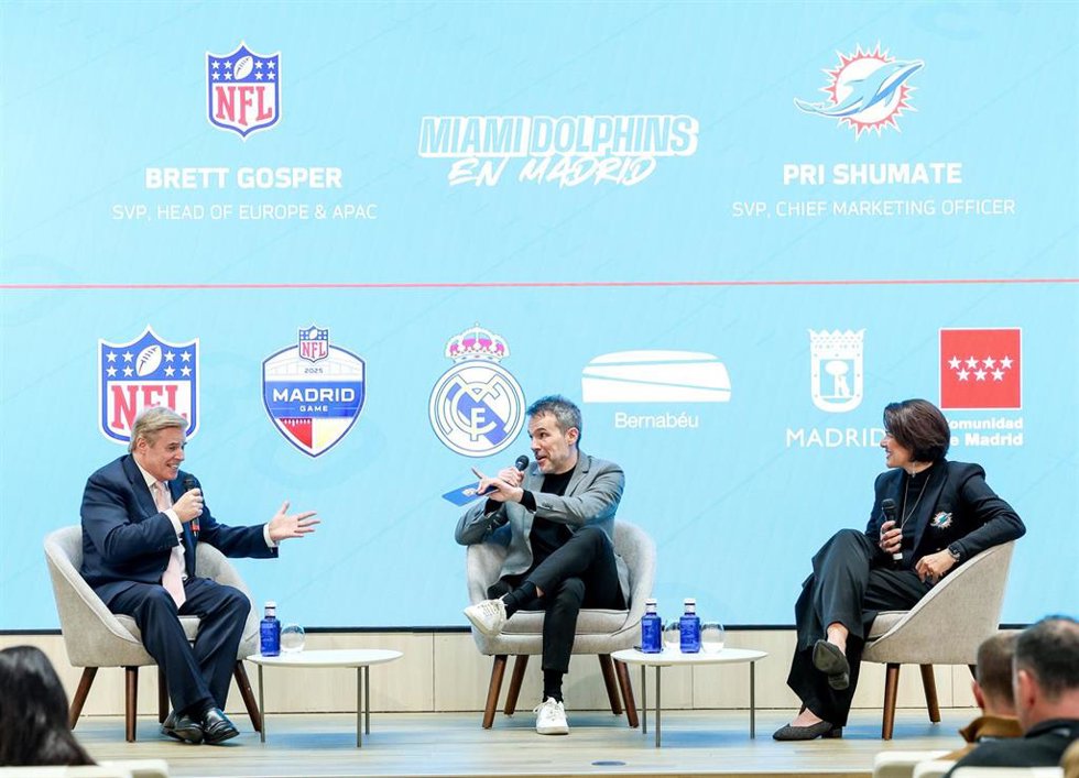 El director de la NFL en Europa y Asia-Pacífico, Brett Gosper y la vicepresidenta de los Miami Dolphins, Pri Shumate intervienen durante la presentación del primer equipo designado para jugar el partido de la NFL en España