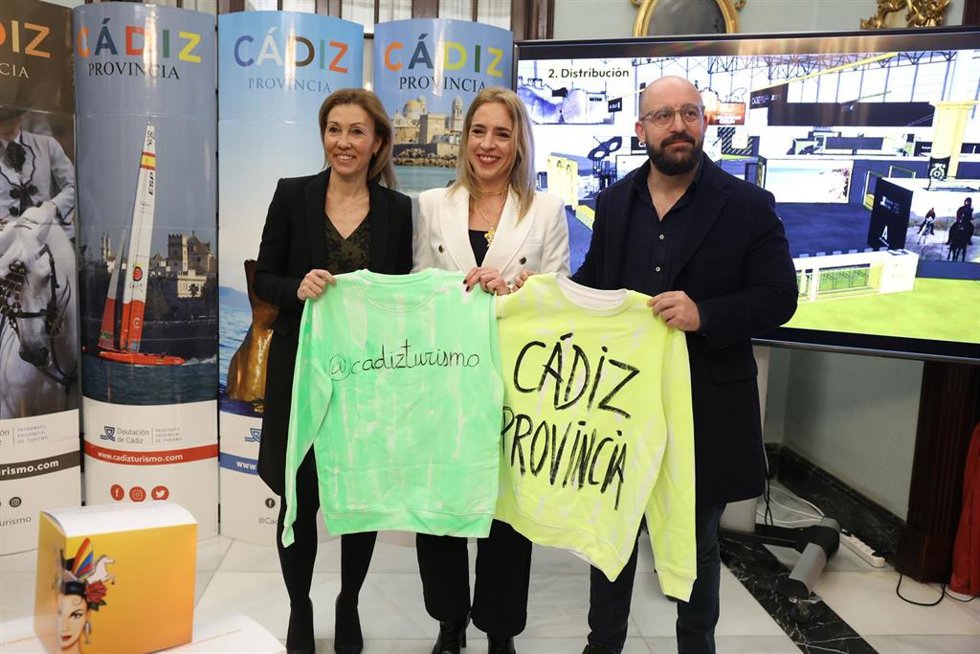 La presidenta de la Diputación de Cádiz, Almudena Martínez (c); junto a la delegada de Turismo, Cultura y Deporte, Tania Barcelona (i), y el vicepresidente de la Diputación de Cádiz, Germán Beardo (d), en la presentación de la campaña para Fitur.