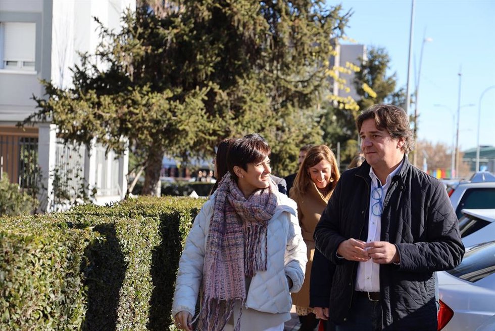 La Ministra de Vivienda y Agenda Urbana, Isabel Rodríguez, ha visitado este viernes un área de Fuenlabrada donde se ha llevado a cabo la rehabilitación de fachadas y zonas interbloques