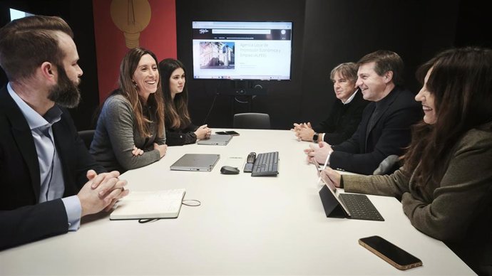 Reunión de la vicealcaldesa gijonesa y concejala de Economía, Empleo, Turismo e Innovación, Ángela Pumariega, con representantes de la patronal hostelera y hotelera OTEA.