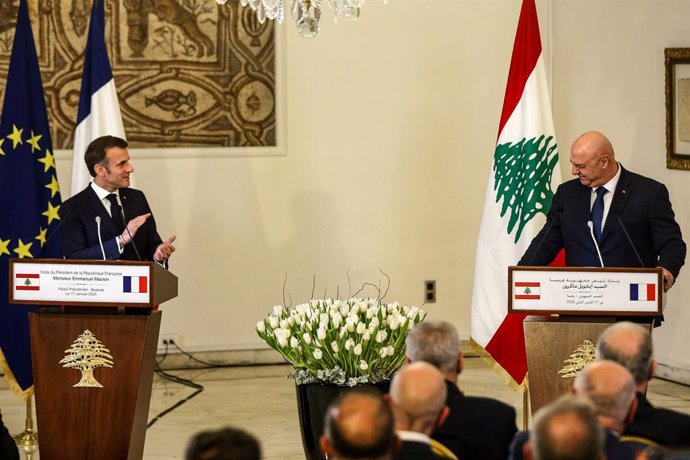 17 January 2025, Lebanon, Baabda: French President Emmanuel Macron (L) and Lebanese President Joseph Aoun hold a joint press conference at Baabda Palace. Macron arrived in Lebanon to help speed up the formation of a government that can quickly implement r