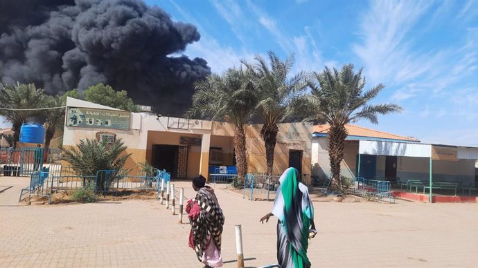 Archivo - KHARTOUM, Dec. 9, 2024  -- This photo taken on Dec. 8, 2024 shows smoke rising due to a bombardment that targeted a fuel station in south of Khartoum, Sudan.   At least 28 people were killed and 37 others injured on Sunday in a bombardment targe