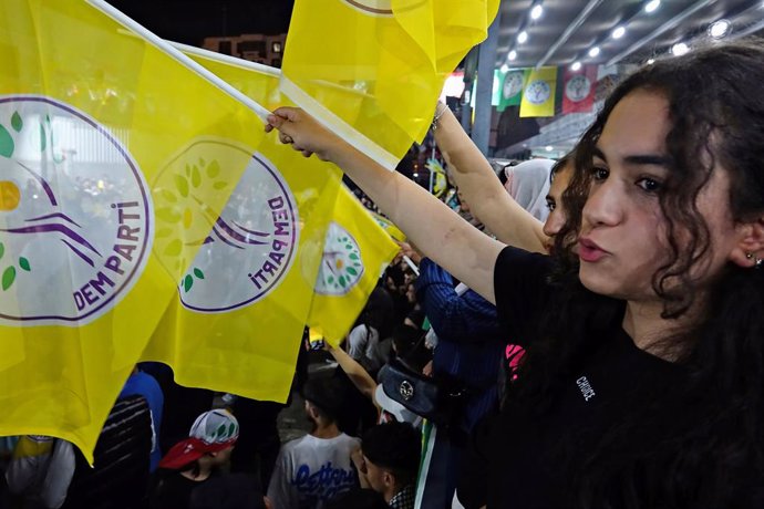 Archivo - April 4, 2024, Diyarbakir, Turkey: A young Kurdish girl is seen waving the flag of the People's Equality and Democracy Party at the celebration. The reappointment of Abdullah Zeydan, a member of the People's Equality and Democracy Party (DEM Par