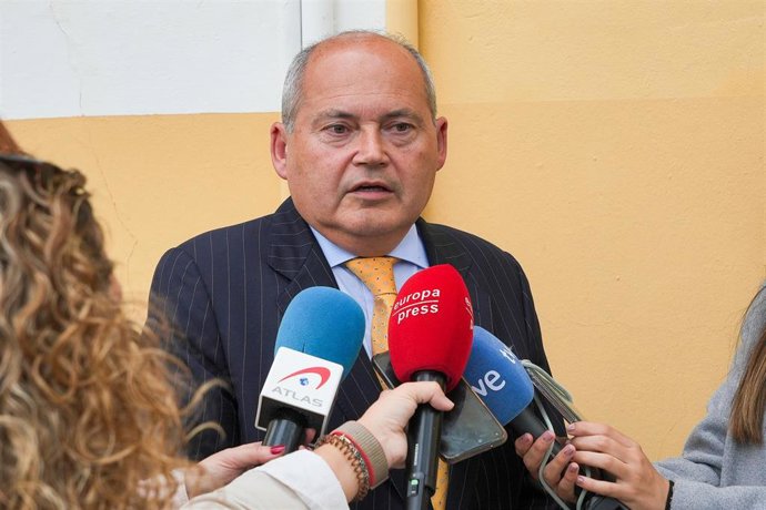 Archivo - El abogado Luis Romero, que representa a la familia del soldado fallecido Carlos León 