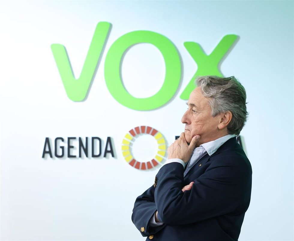 Archivo - El europarlamentario de VOX Hermann Tertschh, a su llegada a una rueda de prensa en la sede de VOX.