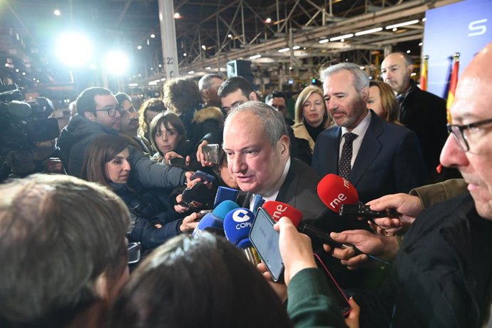 El ministro de Industria, Jordi Hereu, ofrece declaraciones a los medios durante su visita a la factoría de Stellantis en Figueruelas.