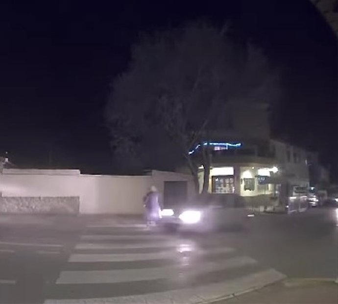 Imagen del momento del atropello a una mujer en Ogíjares.