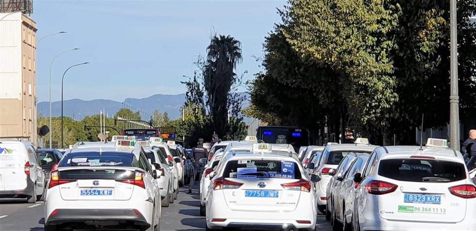 Archivo - Taxistas protestan