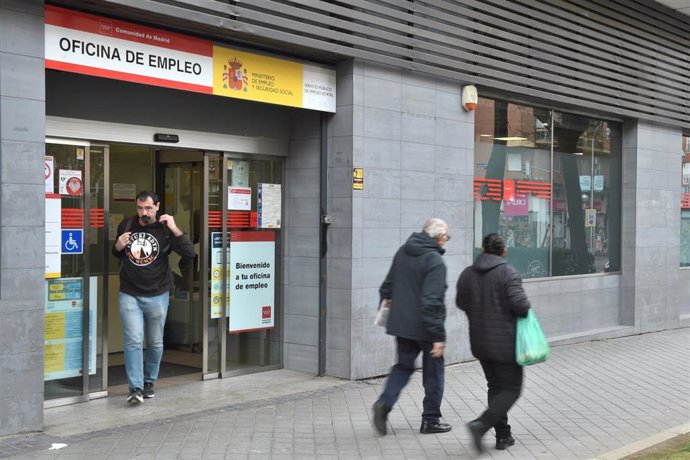 Archivo - Varias personas en la puerta de una oficina del Sepe. 