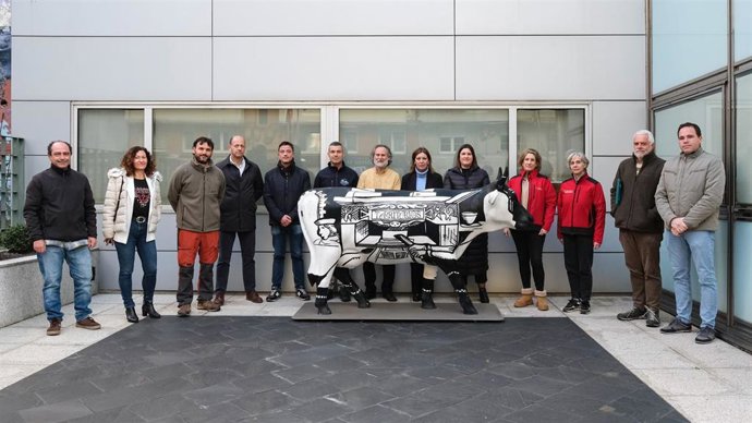 La directora general de Ganadería, Carmen Fernández, y representantes del sector primario presentan dos proyectos para proteger la vaca pasiega y mejorar el manejo del ganado en montaña