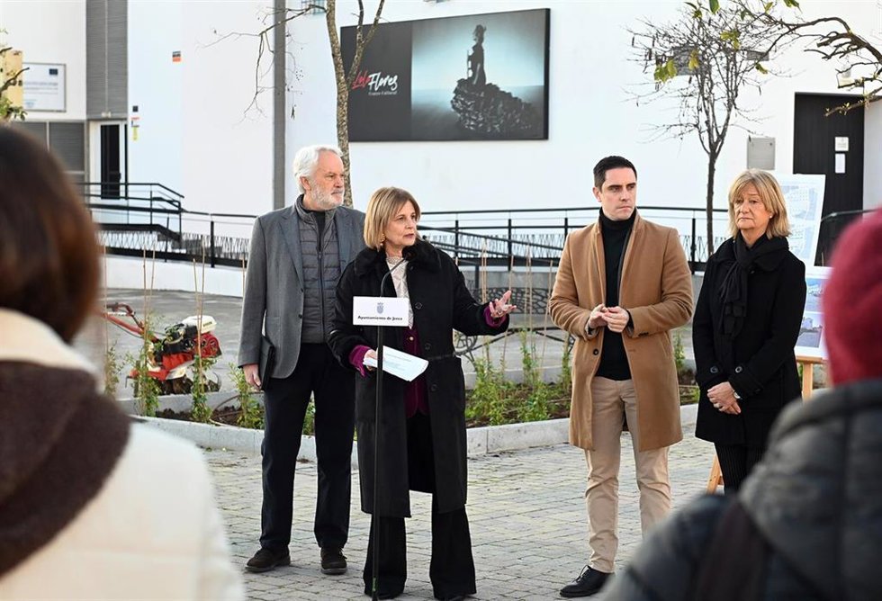 La alcaldesa de Jerez de la Frontera, María José García-Pelayo, en una visita a las actuaciones que se están llevando a cabo en la Plaza Belén.