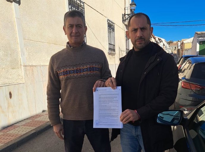 Pedro Ángel Cabrera y Sebastián Pérez muestran la denuncia presentada.