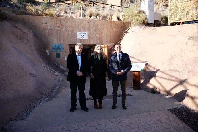 El alcalde de Pulpí, Juan Pedro García, la consejera de Cultura, Patricia del Pozo, y el presidente de la Diputación de Almería, Javier Aureliano García.
