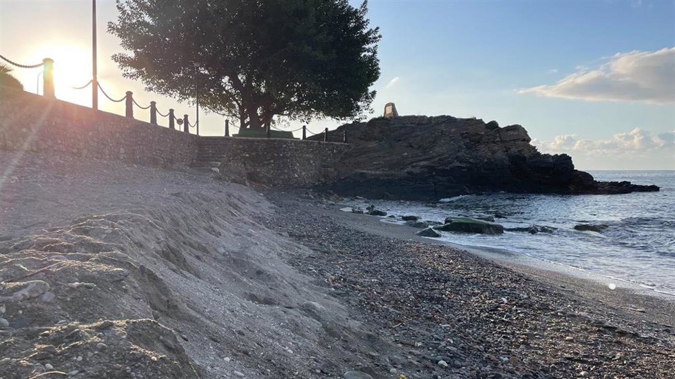 Playa de Cotobro en Almuñécar (Granada) tras el temporal que se ha llevado la última aportación de arena.