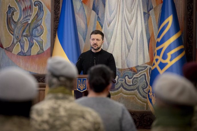 El presidente de Ucrania, Volodimir Zelenski, encabeza una ceremonia de condecoraciones