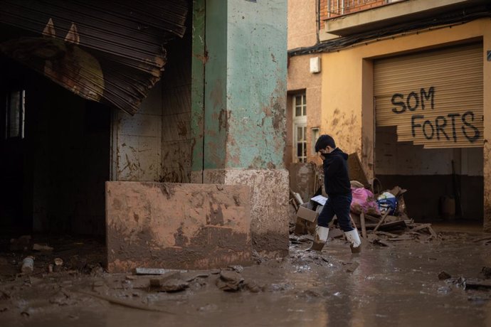 Archivo - Una persona en una de las zonas afectadas por la DANA, a 8 de noviembre de 2024, en Paiporta, Valencia, Comunidad Valenciana (España). Diez días después de la tragedia, los servicios de emergencia apuran hasta el límite la búsqueda de desapareci