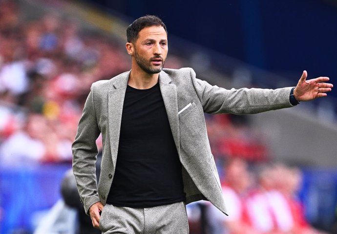 Archivo - FILED - 26 June 2024, Baden-Wuerttemberg, Stuttgart: Then Belgium coach Domenico Tedesco reacts on the touchline, during 2024 UEFA EURO Preliminary round, Group E, soccer match between Ukraine and Belgium at Stuttgart Arena. Tedesco has left his
