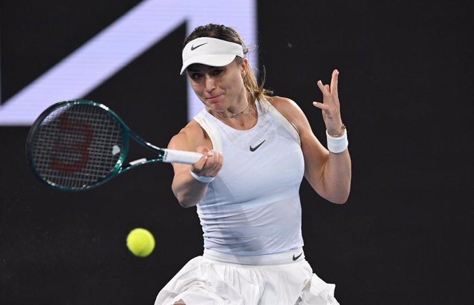 15 January 2025, Australia, Melbourne: Spanish tennis player Paula Badosa in action against Australia's Talia Gibson during their women's singles second round match of the Australian Open tennis tournament at Melbourne Park. Photo: Lukas Coch/AAP/dpa