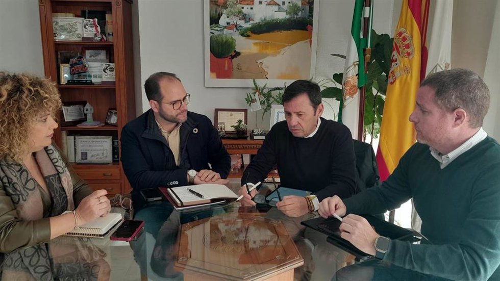 El subdelegado de la Junta de Andalucía en el Campo de Gibraltar, Javier Ros, en una reunión con el alcalde de Castellar de la Frontera, Adrián Vaca.
